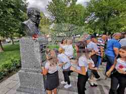  Паметник на Нури Адалъ беше открит в парка на Момчилград