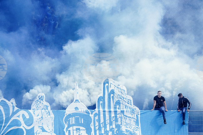 Фен е в критично състояние, след като колабира на мача между Дармщад и Шалке 04 в Германия