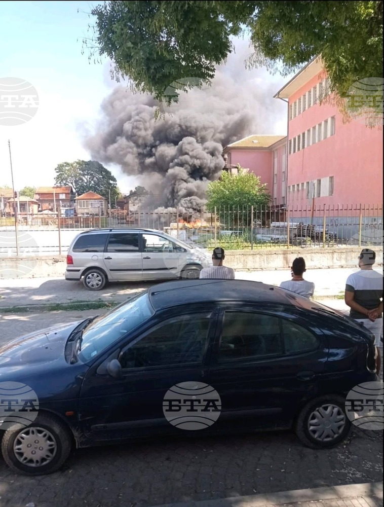 Пожарникари овладяха пожар в двора на училище "Найден Геров" в Пловдив