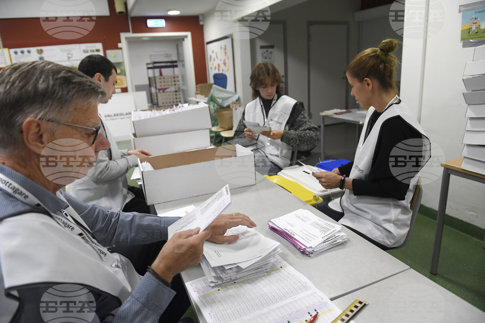 Управляващият левоцентристки блок води с малка преднина на изборите в Швеция, показва екзитпол
