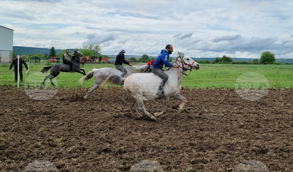 Поляната Коджа кору в село Макариополско за поредна година събира хора за Тодоровден