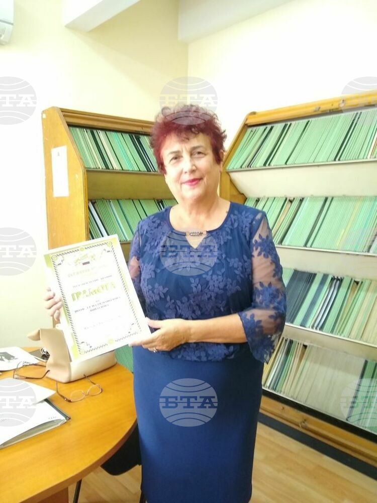 Проф. д-р Надя Манолова - Николова е удостоена с грамота от Държавен архив - Перник