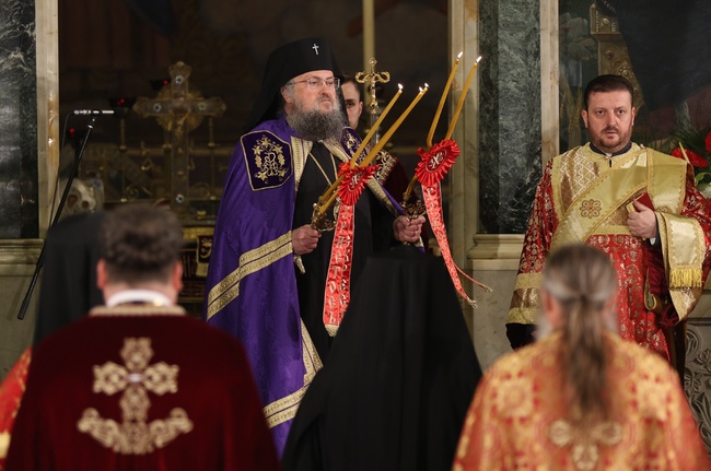 Наместник-председателят на БПЦ - Врачанският митрополит Григорий, оглави литургията за Възкресение Христово в катедралата "Св. Александър Невски"