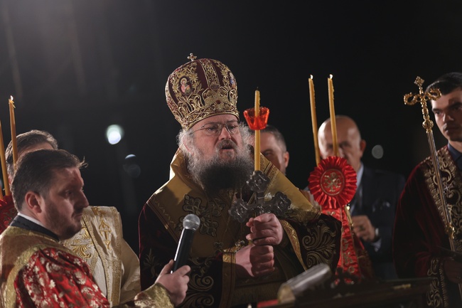 Наместник-председателят на БПЦ - митрополит Григорий, възвести Христовото Възкресение и отправи благослов пред храма "Св. Александър Невски"
