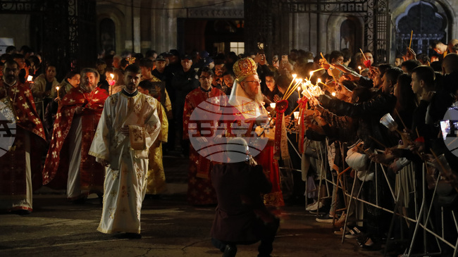 Благодатният огън от Йерусалим ще пристигне в Русе от Румъния