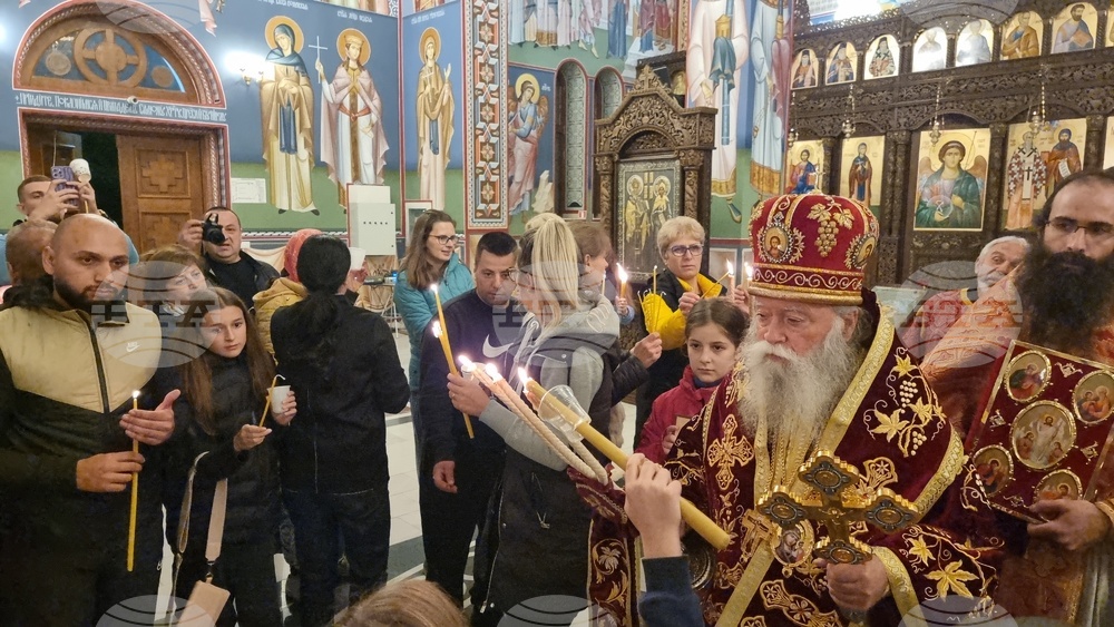 Ловчанският митрополит Гавриил възвести Христовото Възкресение в катедралния храм „Св. св. Кирил и Методий“ в Ловеч