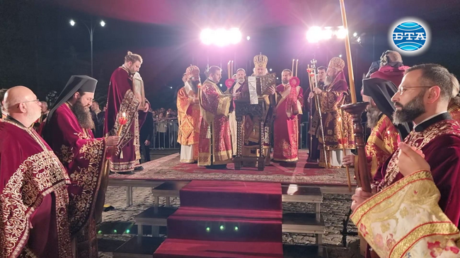 Наместник-председателят на Българската православна църква - митрополит Григорий, възвести Христовото Възкресение и отправи благослов пред храма "Св. Александър Невски"