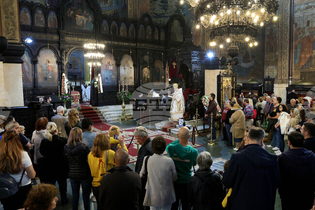 Предстои реставрация на стенописите в катедралния храм във Варна