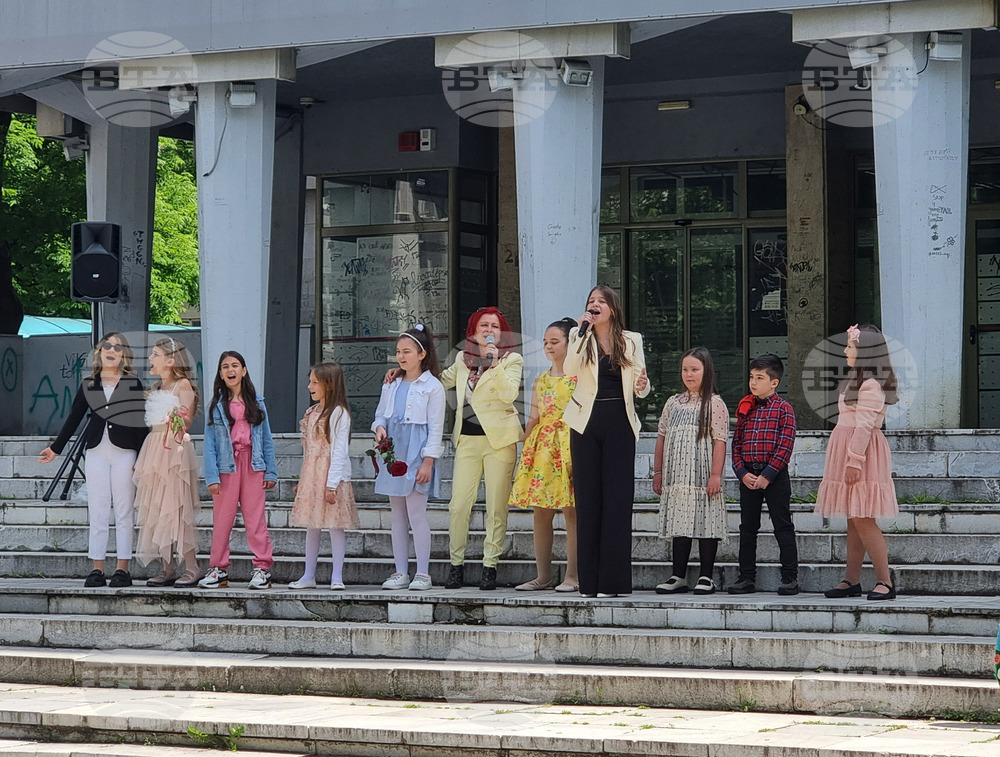 Празничен концерт събра на Великден плевенчани в центъра на града