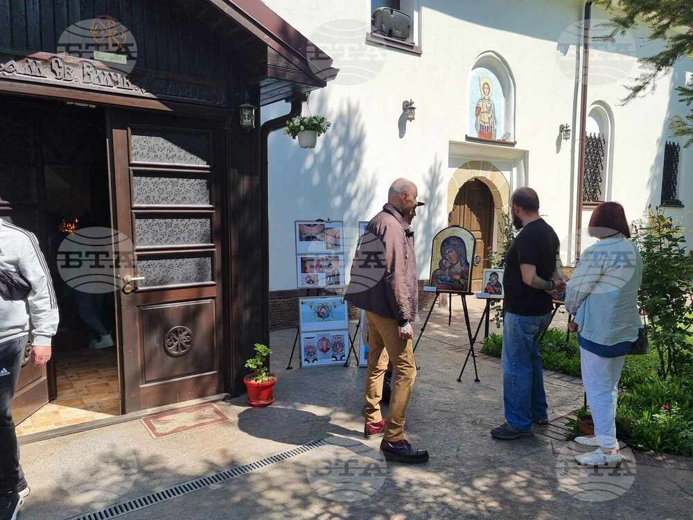 Кюстендилски художници показват иконографска изложба в двора на храма "Св. Димитър" в Кюстендил