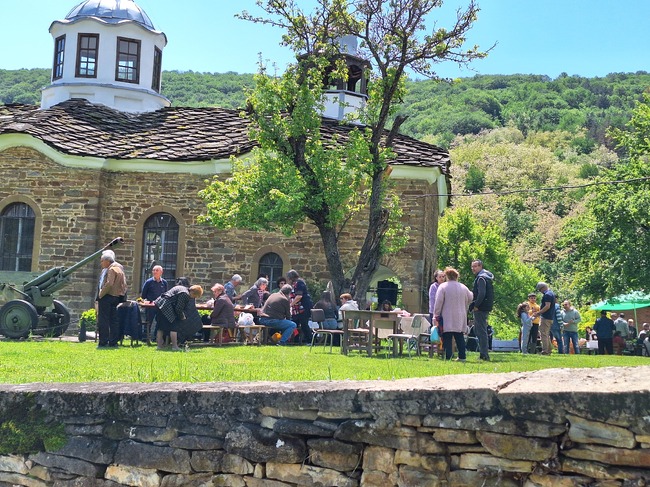 Община Ловеч: В Стефаново отпразнуваха на обща трапеза Великден