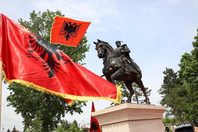 КосоваПрес: Паметникът на националния герой Георги Кастриоти Скендербег беше открит в Джакова, Косово