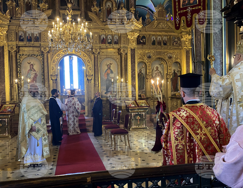 Hundreds Attend Easter Service at Bulgarian St. Stephen Church in Istanbul