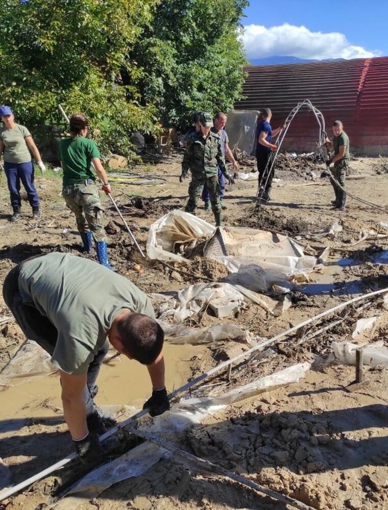 Над 120 военнослужещи продължават да отстраняват щети в Карловско