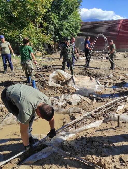 Над 120 военнослужещи продължават да отстраняват щети в Карловско