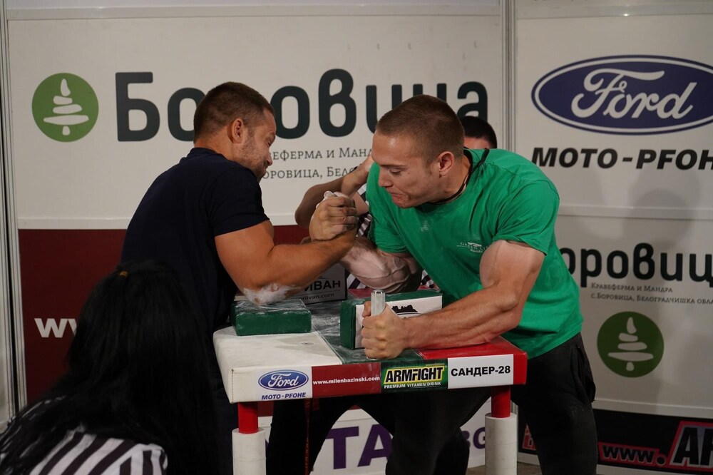 Златни отличия от държавното първенство по канадска борба за състезателите на Банско