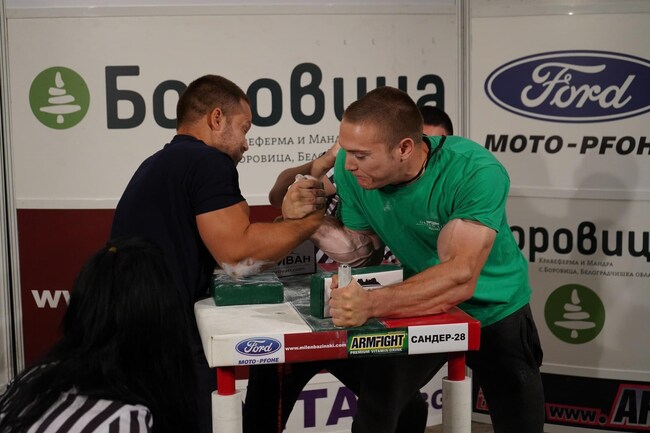 Златни отличия от държавното първенство по канадска борба за състезателите на Банско