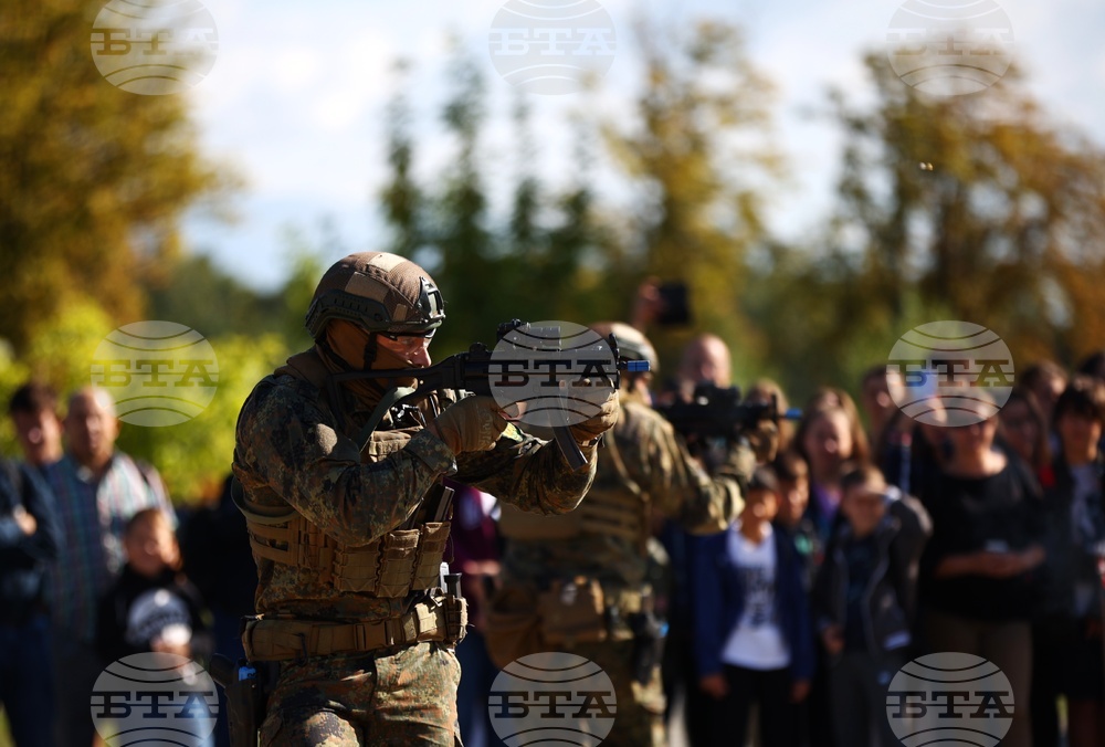 Ало, Космос! Говори България! - Специални сили - демонстрации