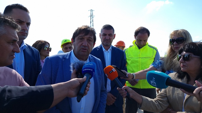 Възстановено е строителството на първите три участъка на автомагистрала „Хемус", каза служебният министър Иван Шишков