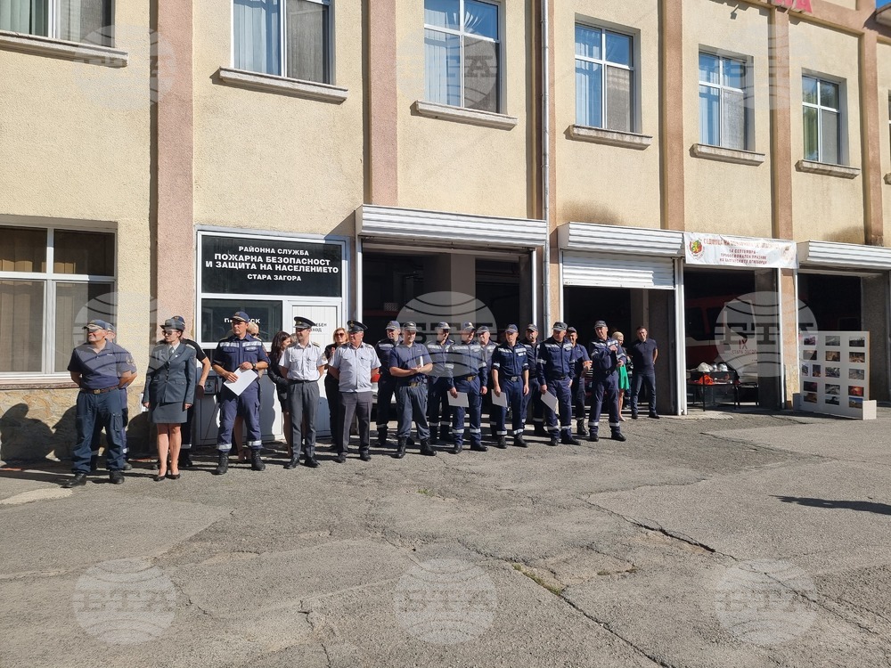 Старозагорски пожарникари демонстрираха основни дейности за спасяване на човешки живот