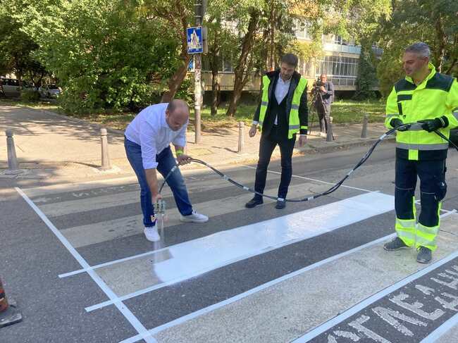 Всички първокласници в София ще получат светлоотразителни гривни за пътна безопасност, съобщи председателят на СОС