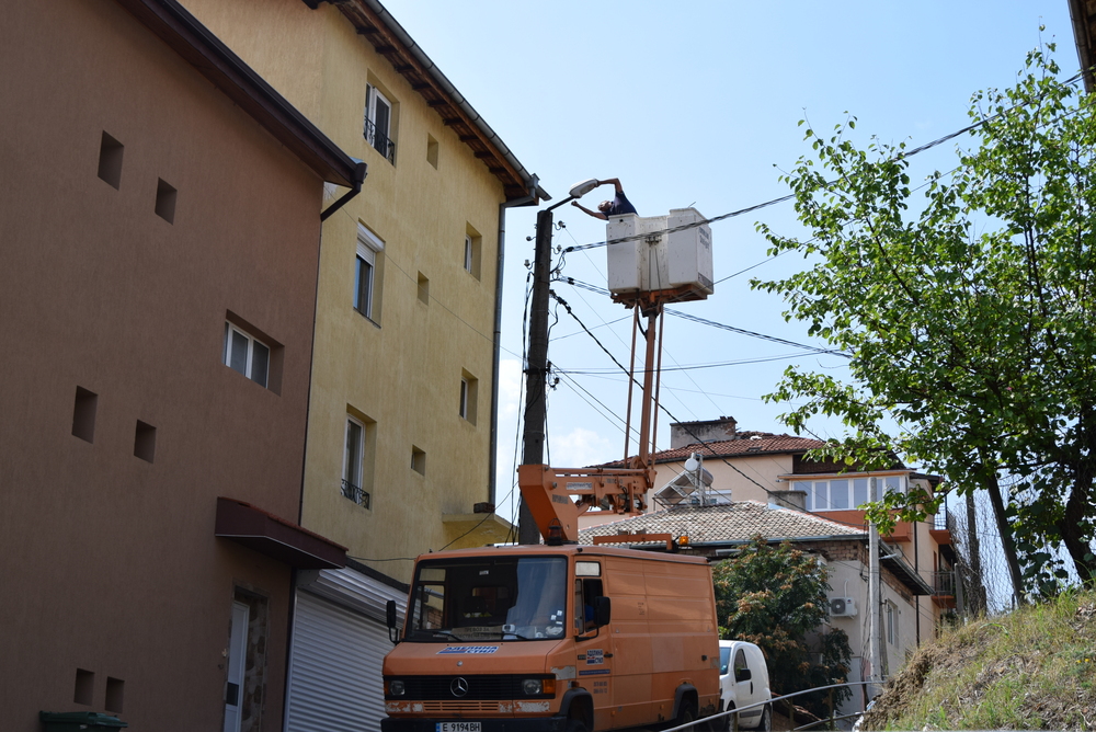 Започна подмяната на 1800 осветителни тела в целия град