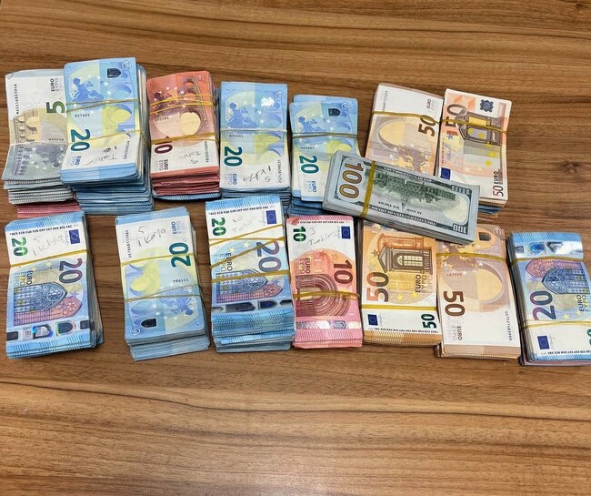 Районна прокуратура – Хасково привлече като обвиняеми трима чужди граждани за незаконно пренасяне на недекларирана валута за общо 842 485 лева