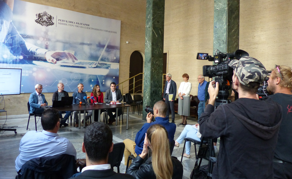 На случаен принцип, чрез жребий, бяха изтеглени машините за гласуване, с което започна процесът по удостоверяване