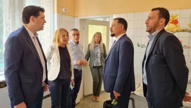 Необходим е спешен основен ремонт на помещенията в 23-та детска градина “Здраве” в ж.к. ”Изток” в столицата, заявява кметът на района Делян Георгиев