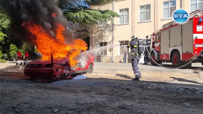 Старозагорски пожарникари демонстрираха основни дейности за спасяване на човешки живот