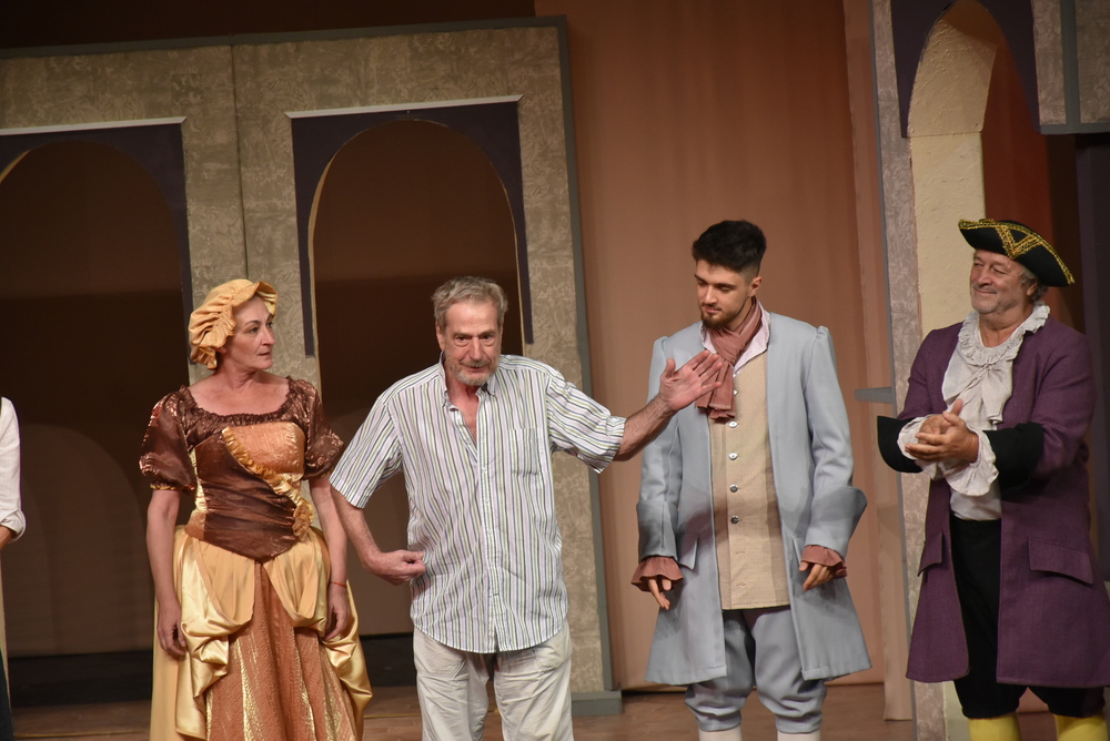 Създателите на  „Слуга на двама господари“ в ловешкия театър бяха поздравени от кмета Корнелия Маринова