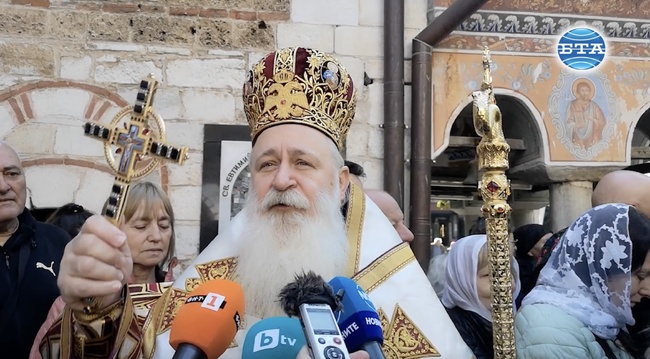 Миряни от цялата страна се включиха в тържественото литийно шествие с чудотворната икона на Света Богородица до местността Клувията