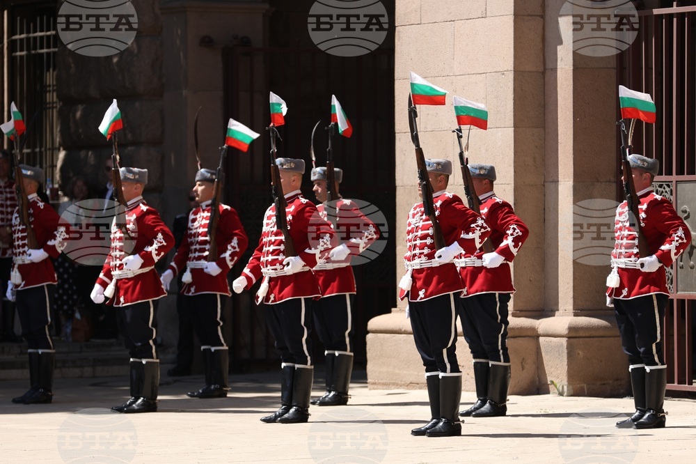 Президентство - тържествена смяна на почетния гвардейски караул