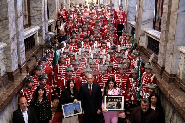 Румен Радев - младежи от ученически гвардейски отряди