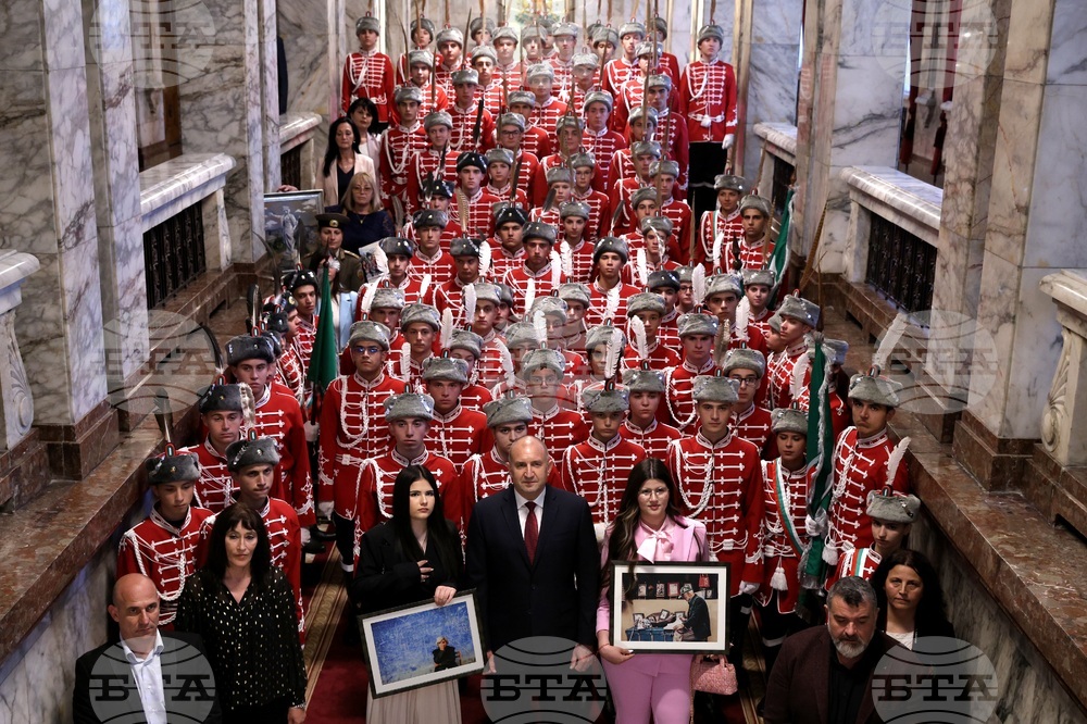 Румен Радев - младежи от ученически гвардейски отряди