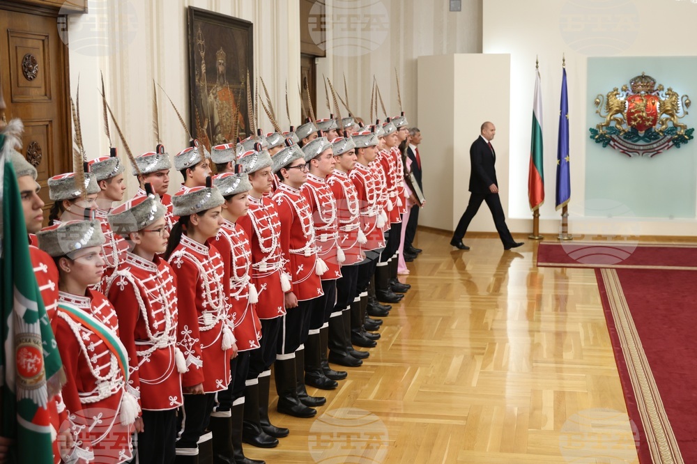 Румен Радев - младежи от ученически гвардейски отряди