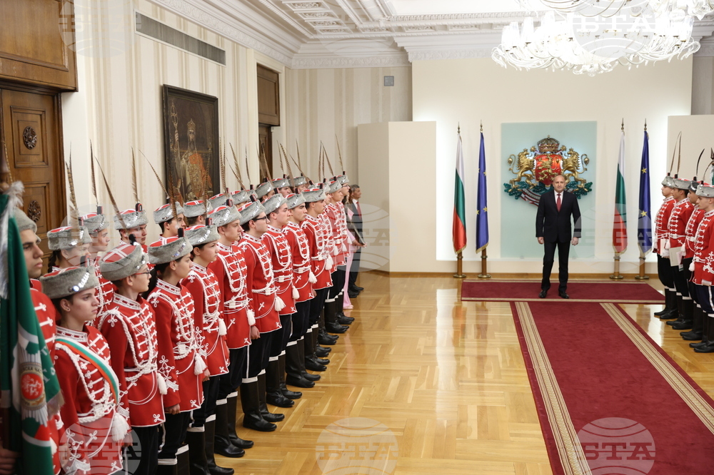 Румен Радев - младежи от ученически гвардейски отряди