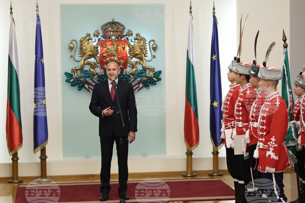 Румен Радев - младежи от ученически гвардейски отряди