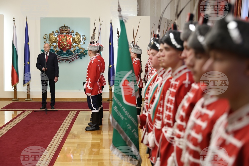 Румен Радев - младежи от ученически гвардейски отряди