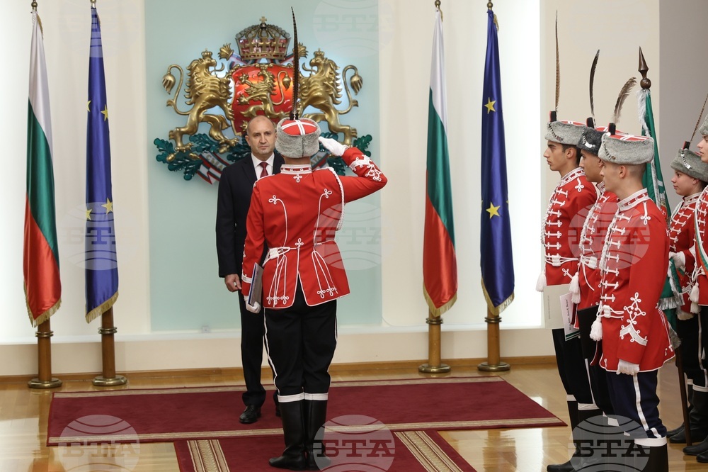 Румен Радев - младежи от ученически гвардейски отряди