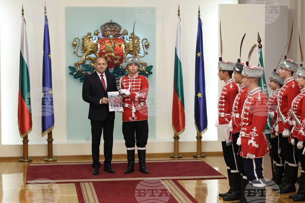 Румен Радев - младежи от ученически гвардейски отряди