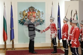 Румен Радев - младежи от ученически гвардейски отряди