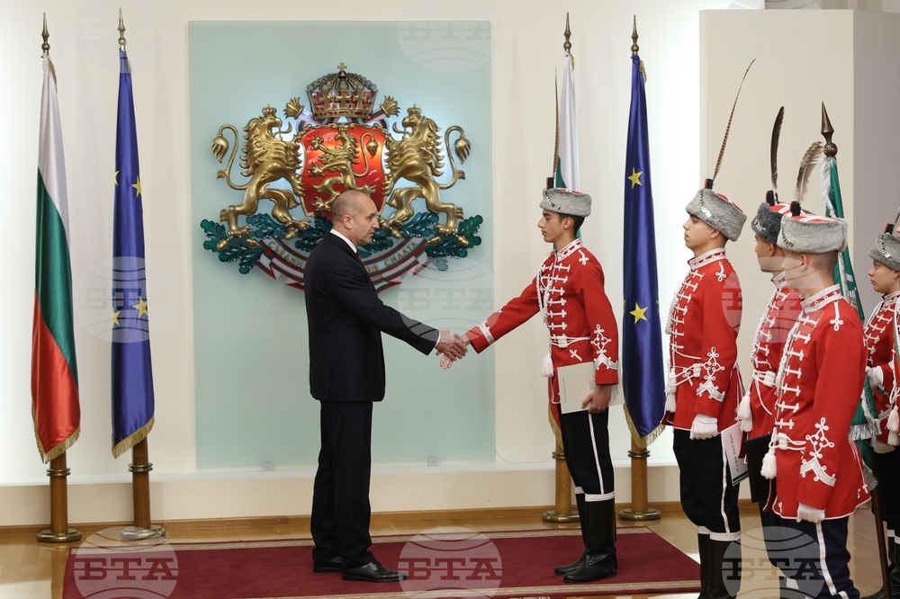 Румен Радев - младежи от ученически гвардейски отряди