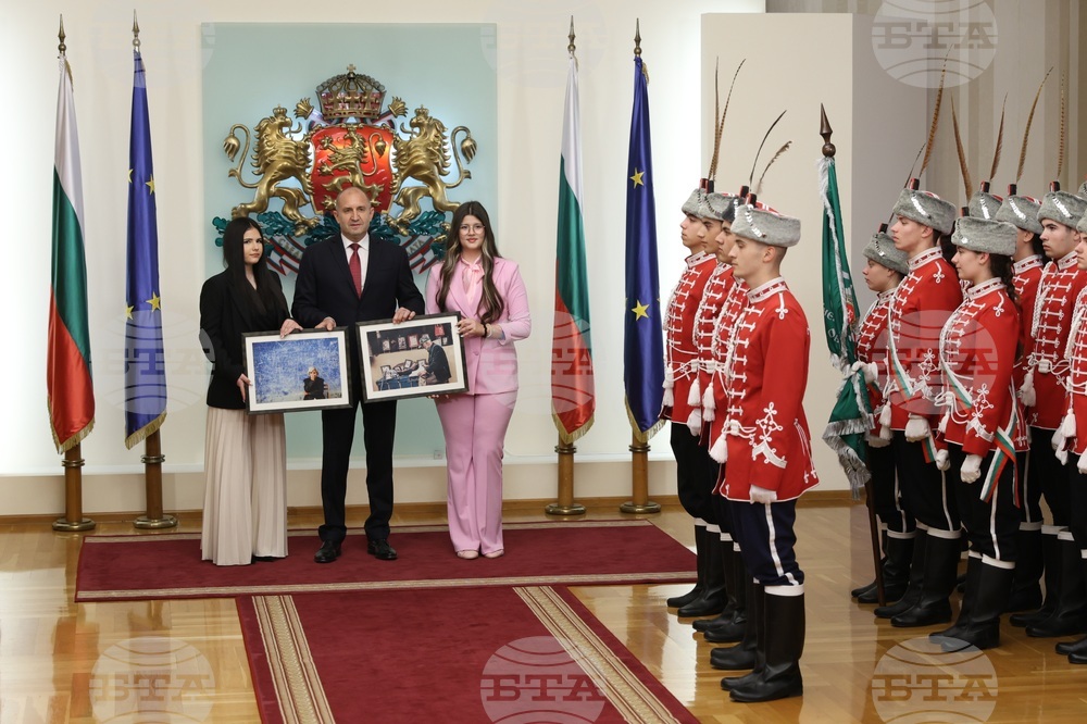 Румен Радев - младежи от ученически гвардейски отряди