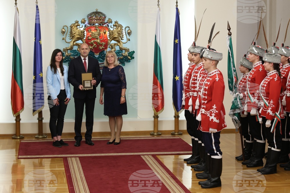 Румен Радев - младежи от ученически гвардейски отряди