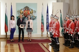 Румен Радев - младежи от ученически гвардейски отряди