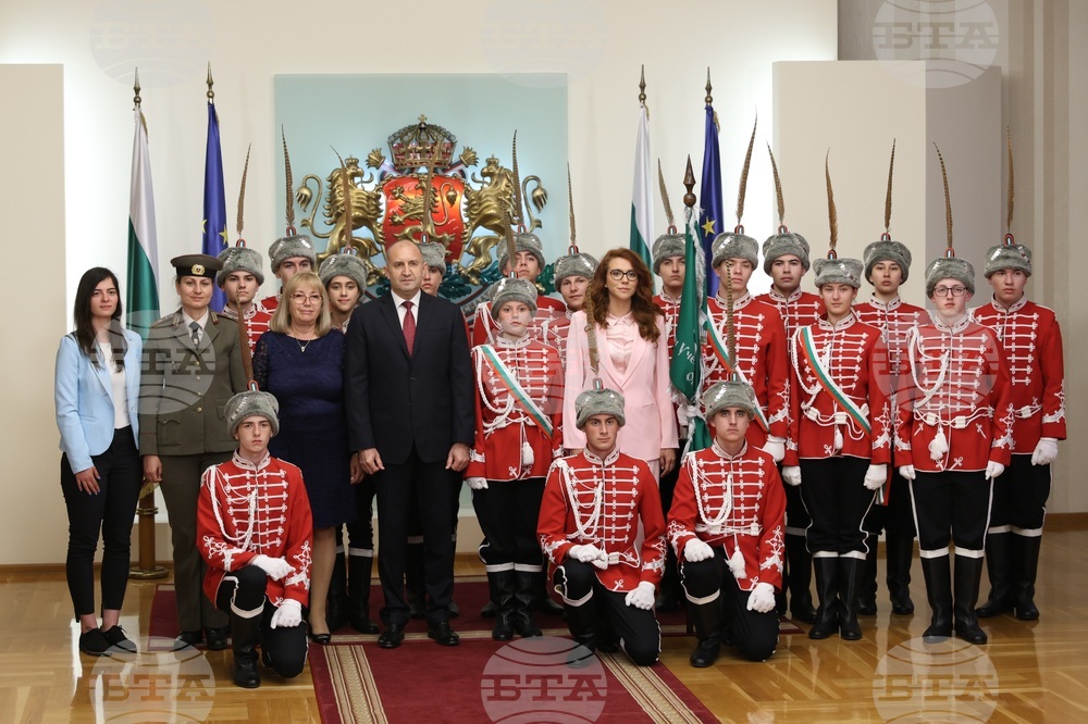 Румен Радев - младежи от ученически гвардейски отряди
