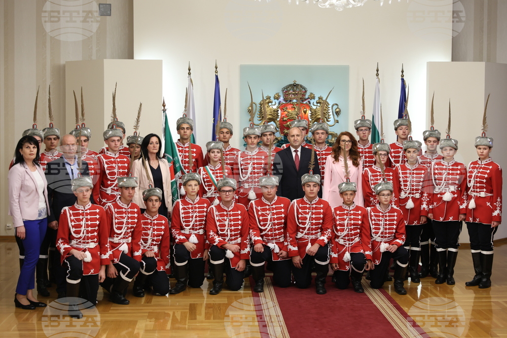 Румен Радев - младежи от ученически гвардейски отряди