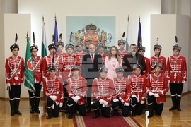 Румен Радев - младежи от ученически гвардейски отряди