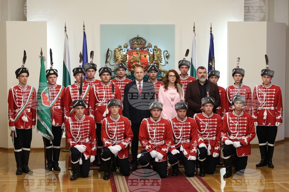 Румен Радев - младежи от ученически гвардейски отряди